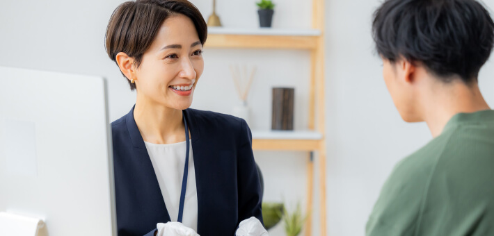 商談している女性