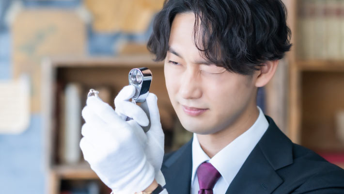 鑑定している様子