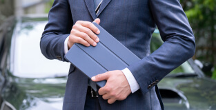 スーツ姿の男性