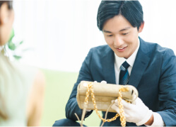 スーツ姿の男性が査定している様子